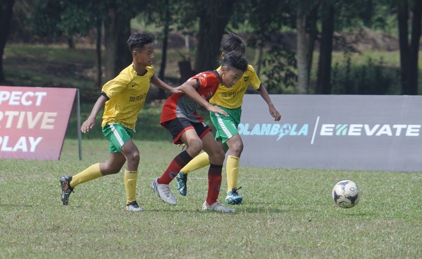 Pemain Tribakti Yudha (kuning) berusaha untuk menghentikan laju pemain GMSA (merah), pada pertandingan pekan pertama Olahbola Ellvate Liga TopSkor U-13 2022-2023.