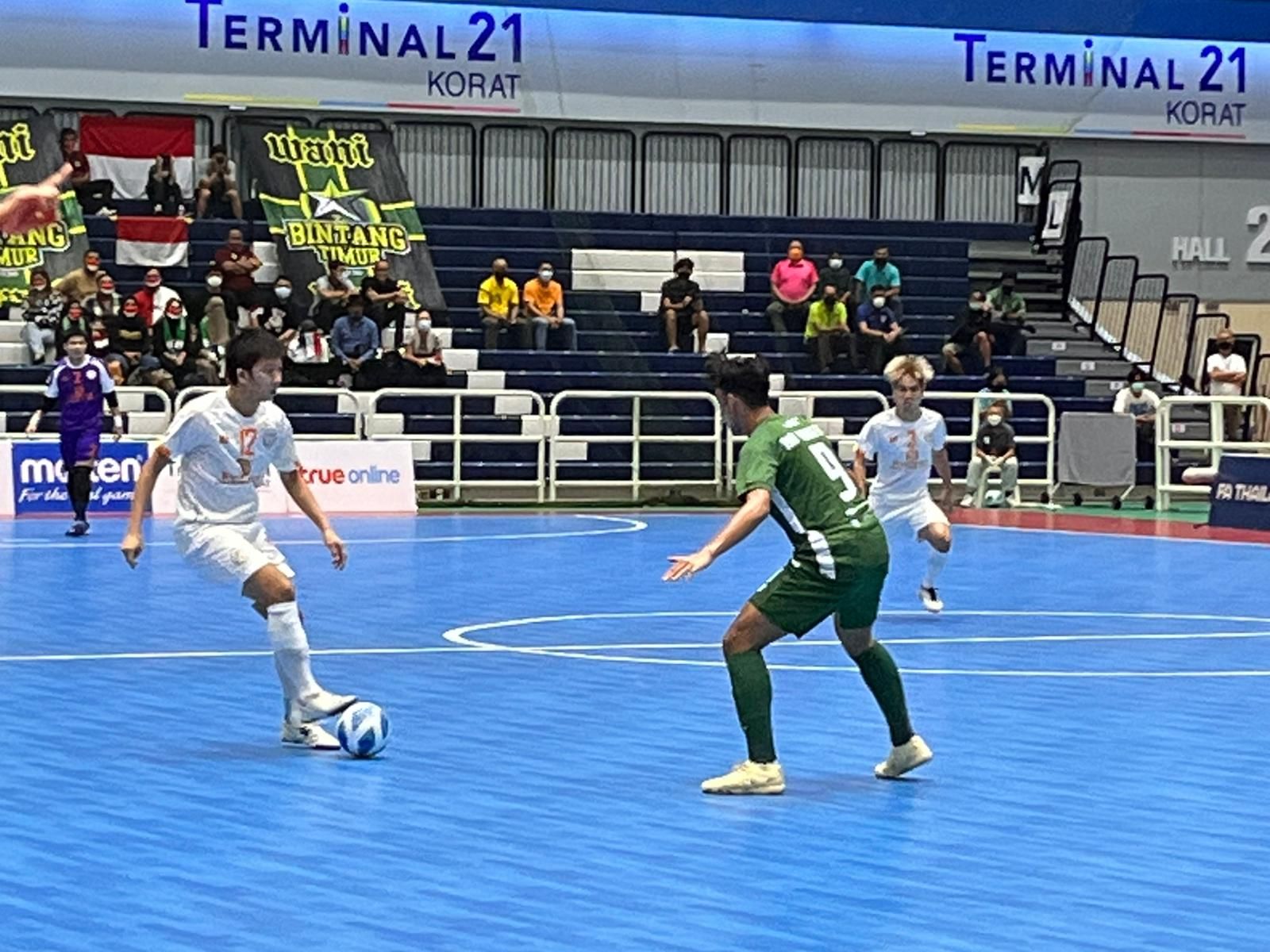 Pemain Bintang Timur Surabaya, Rio Pangestu Putra mencoba menghadang pilar Hongyen Thakam, Pokawin Anantasaksothon dalam final Piala AFF Futsal Antarklub 2022, 10 September 2022.