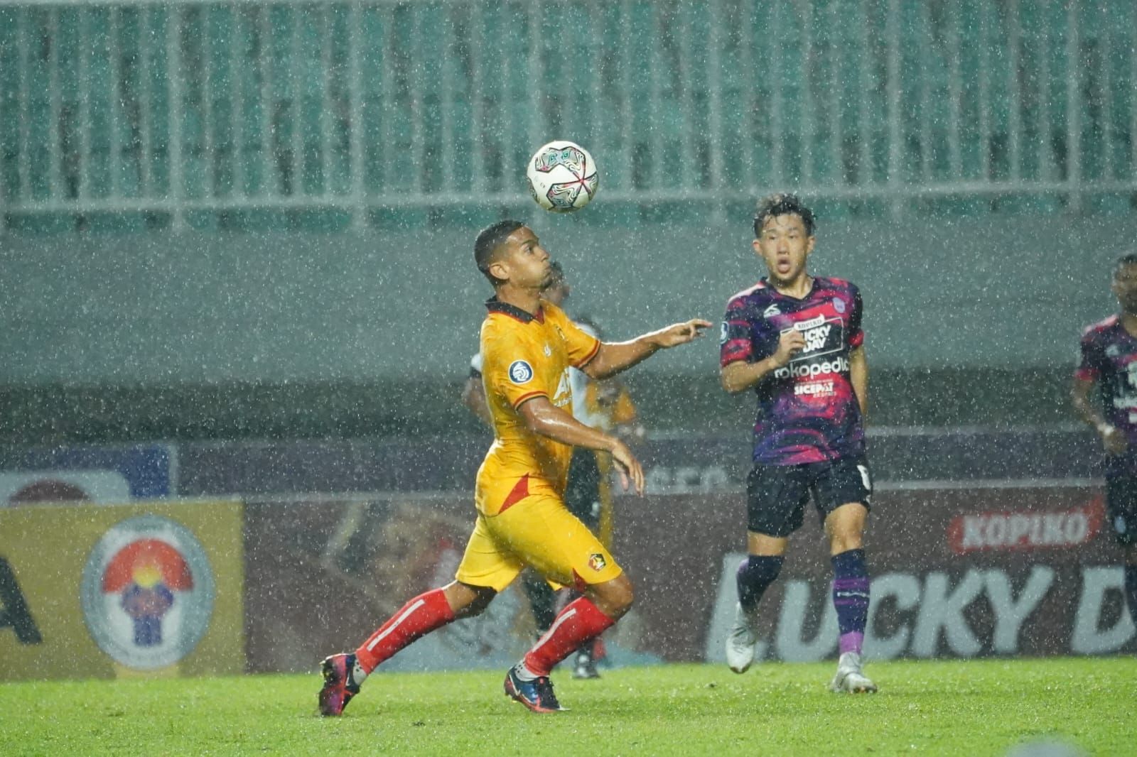 Aksi pemain Persik, Renan Silva disaksikan gelandang Rans Nusantara FC, Mitsuru Maruoka dalam laga pekan kesembilan Liga 1 2022-2023, 10 September 2022.