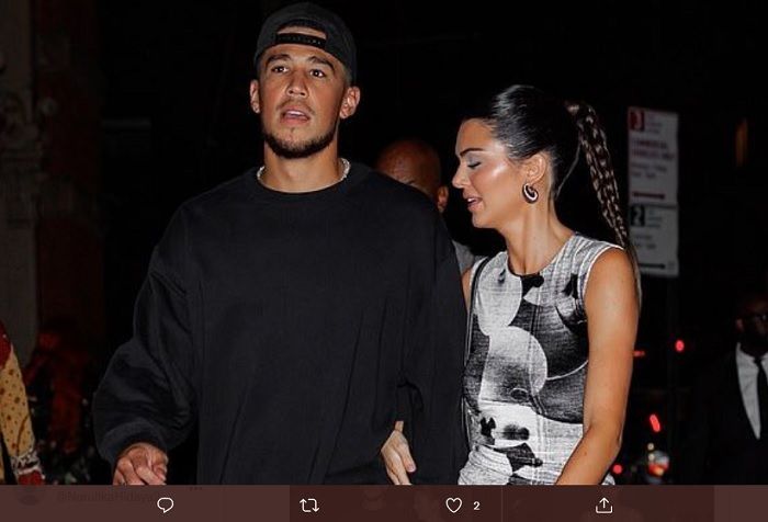 Kendall Jenner terlihat menggandeng tangan kekasihnya bintang Phoenix Suns, Devin Booker, ketika menghadiri pesta ulang tahun bestie Fai Khadra.
