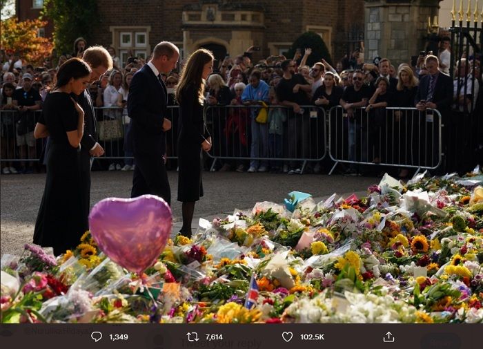 Pangeran William dan Pangeran Harry, beserta pasangan masing-masing, memandangi tumpukan bunga dari para pelayat untuk nenek mereka, Ratu Elizabeth II yang meninggal hari Jumat lalu, diiringi tatapan mata ribuan masyarakat yang berduka.