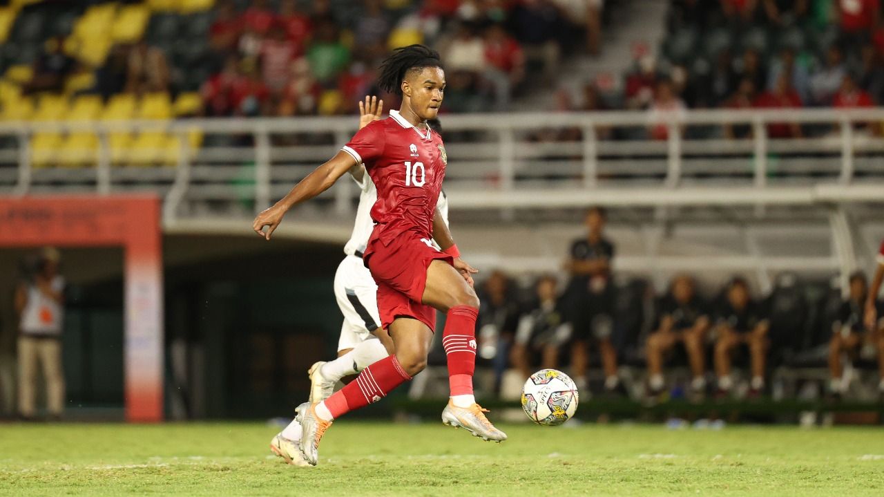 Penyerang Timnas U-20 Indonesia, Ronaldo Kwateh saat berduel dengan pemain Timor Leste pada laga perdana Kualifikasi Piala Asia U-20 2023.
