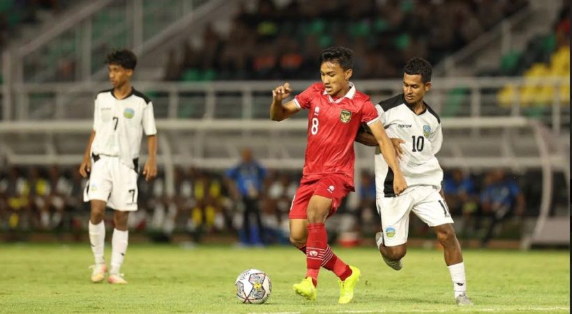 Gelandang Indonesia U-20, Arkhan Fikri dikawal ketat pilar Timor Leste U-20, Fretelian Dos Santos dalam laga Kualifikasi Piala Asia U-20 2023, 14 September 2022.