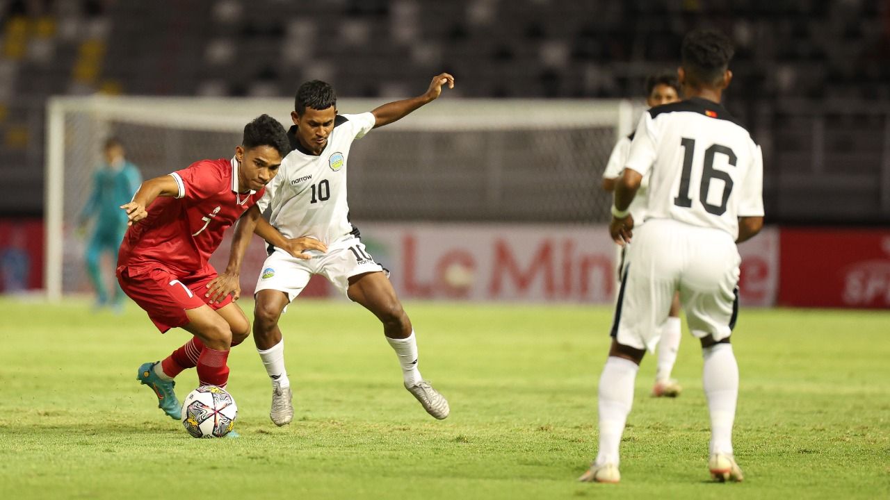 Gelandang Indonesia U-20, Marselino Ferdinan dikawal ketat pilar Timor Leste U-20, Fretelian Dos Santos dalam laga Kualifikasi Piala Asia U-20 2023, 14 September 2022.