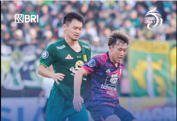 Duo Jepang dari Persebaya, Sho Yamamoto (kiri) dan gelandang Rans Nusantara FC, Mitsuru Maruoka dalam laga pekan ke-10 Liga 1 2022-2023, 14 September 2022.