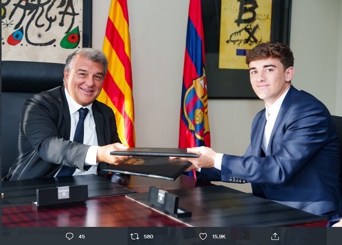 Gavi berpose bersama presiden Barcelona, Joan Laporta, usai menandatangani kontrak baru awal pekan ini.