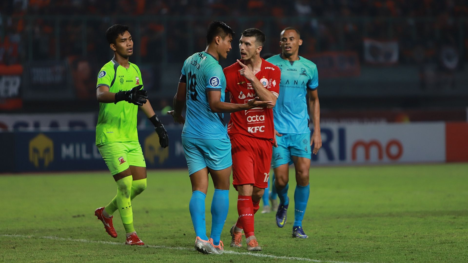 Ondrej Kudela (merah) beradu argumen dengan Fachruddin Aryanto (19) saat Persija vs Madura United pada pekan ke-10 Liga 1 2022-2023 di Stadion Patriot Candrabagha, Bekasi, 17 September 2022.