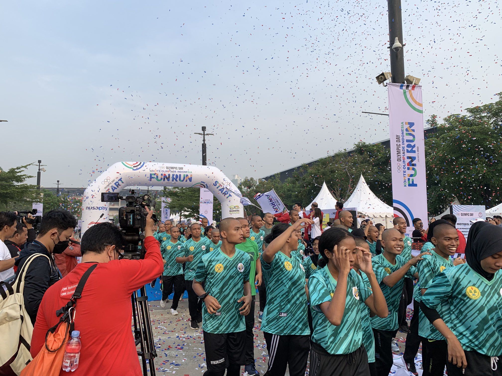 Kemeriahan acara Fun Run Olympic Day yang diselenggarakan oleh NOC Indonesia di Plaza Timur, Gelora Bung Karno, Jakarta, Minggu (18/9/2022).