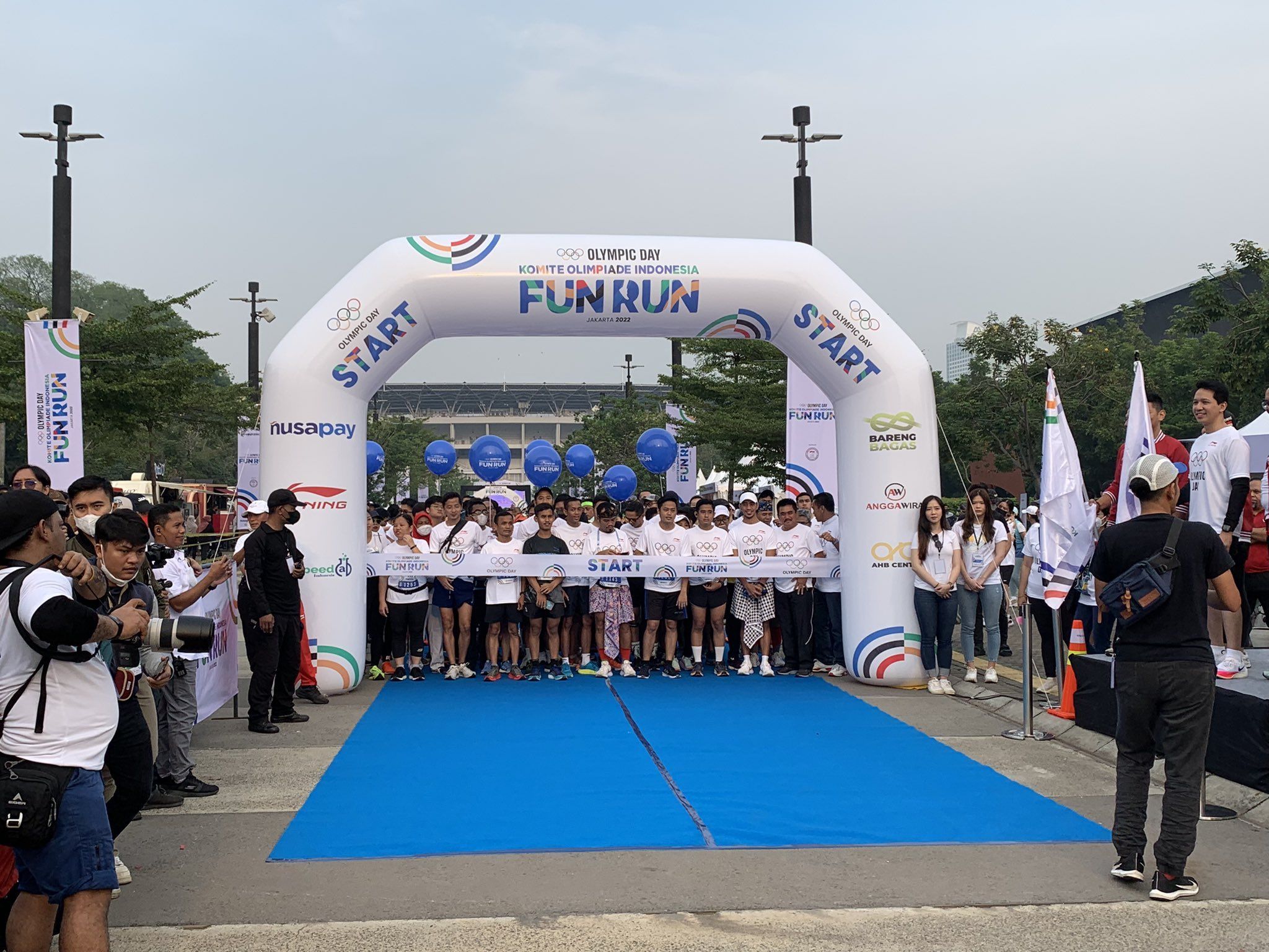 Kemeriahan acara Fun Run Olympic Day yang diselenggarakan oleh NOC Indonesia di Plaza Timur, Gelora Bung Karno, Jakarta, Minggu (18/9/2022).