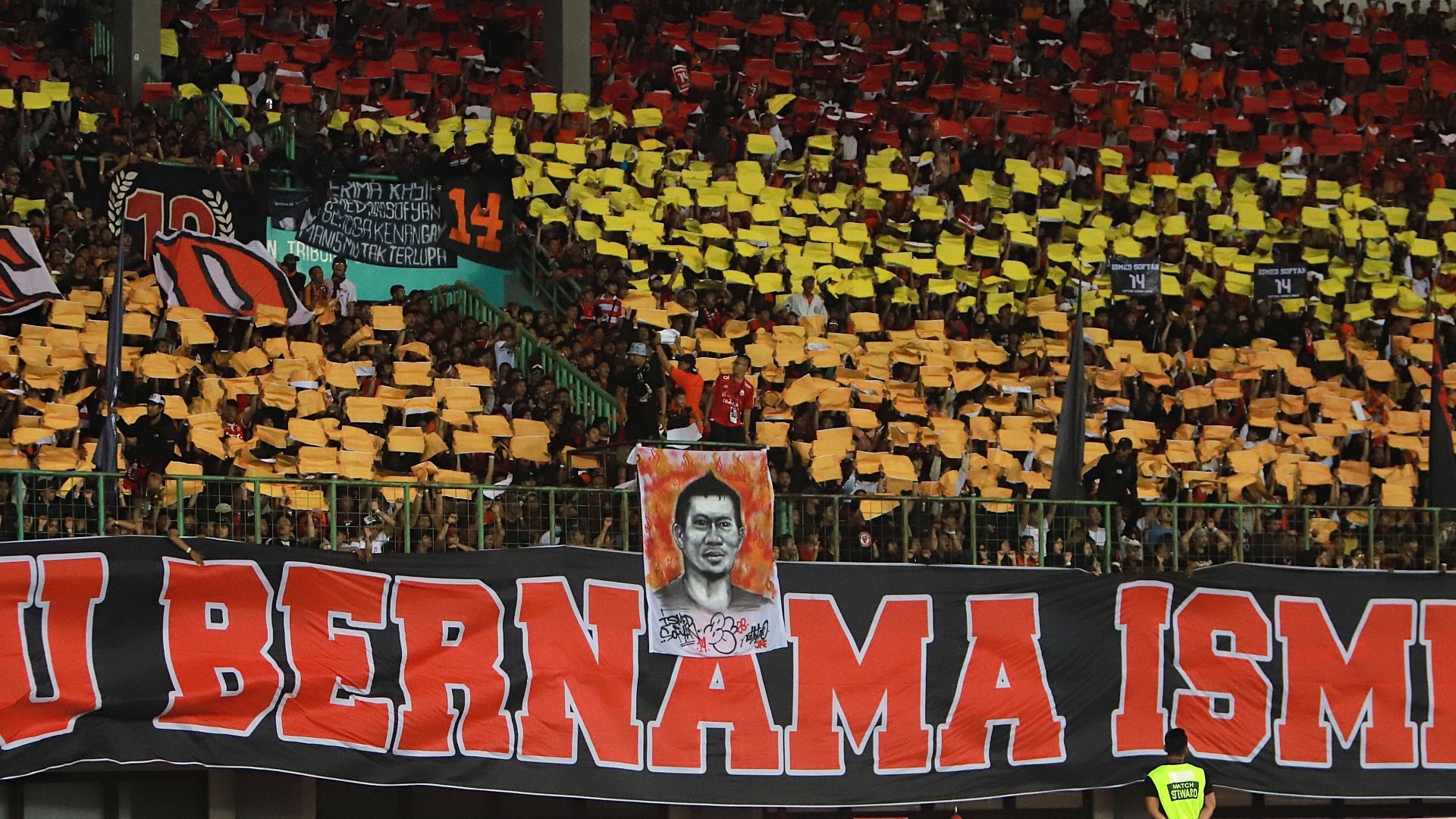Suporter Persija, The Jakmania, memberikan penghormatan kepada Ismed Sofyan melalui aksi dari tribune dalam laga lawan Madura United pada pekan ke-10 Liga 1 2022-2023 di Stadion Patriot Candrabagha, Bekasi, 17 September 2022.