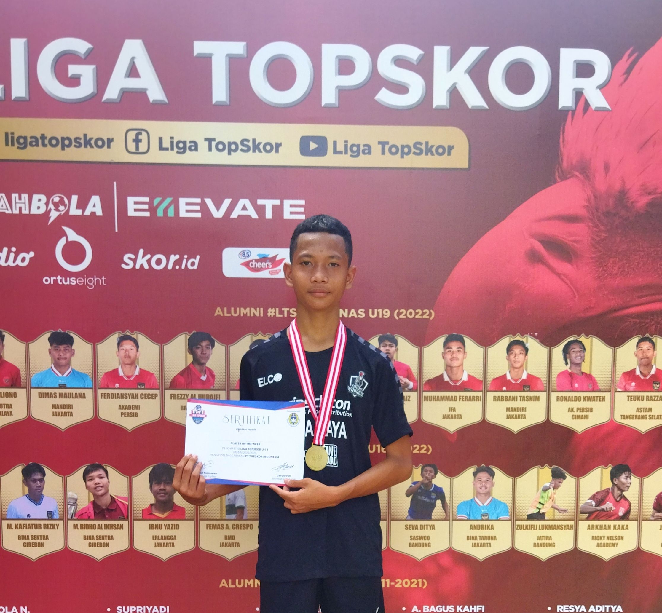 Bek tengah Young Warrior, Muhammad Ibrahimmuvik terpilih sebagai Player of The Week pekan pertama Grup Top Olahbola Ellevate Liga TopSokor U-13 2022-2023.