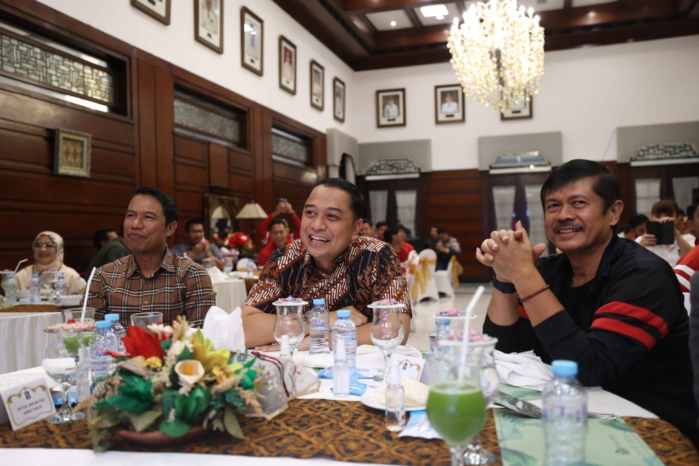 Sekjen PSSI Yunus Nusi (kiri) bersama Walikota Surabaya Eri Cahyadi (tengah) dan Direktur Teknik PSSI Indra Sjafri (kanan) dalam jamuan makan malam pada Senin (19/9/2022).