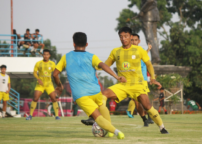 Gelandang Bayu Pradana dan pemain Barito Putera lainnya dalam sesi latihan saat TC di Kabupaten Pati, 20 September 2022.
