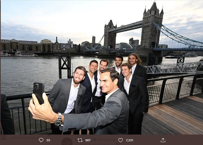 Bintang-bintang tenis dunia yang memperkuat tim Eropa di Laver Cup berpose selfie di depan London Bridge, (ki-ka) Cameron Norrie, Novak Djokovic, Andy Murray, Matteo Berrettini,  Stefanos Tsitsipas, Casper Ruud, dan Roger Federer.  