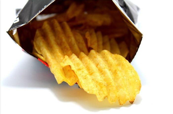 ILustrasi potato chips atau keripik kentang.