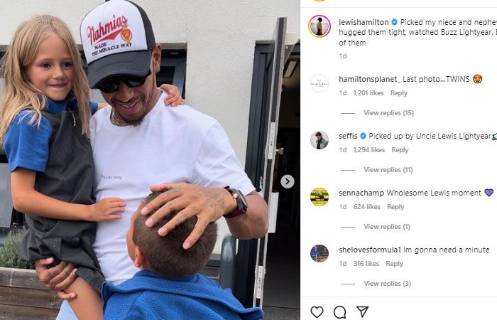 Lewis Hamilton berbagi kebahagiaan kepada keponakannya.