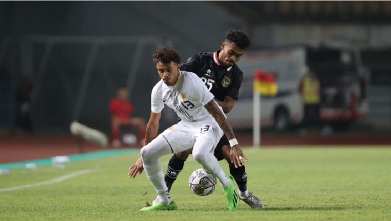 Winger  timnas Indonesia, Yakob Sayuri (belakang) mengawal pemain Curacao, Jeremy Antonisse dalam laga FIFA Matchday di Stadion Gelora Bandung Lautan Api, Kota Bandung pada 24 September 2022.