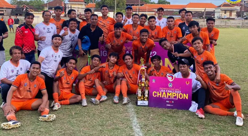 Para pemain, pelatih, dan ofisial Perseden Denpasar merayakan gelar juara Liga 3 Bali 2022 pada 20 September 2022.