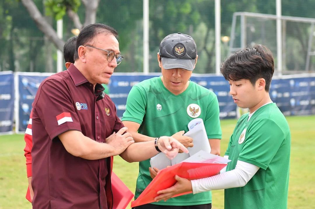 Pelatih timnas Indonesia, Shin Tae-yong, akhirnya resmi menyerahkan daftar final yang bersisi nama-nama calon pemain naturalisasi kepada Ketua Umum PSSI, Mochamad Iriawan.