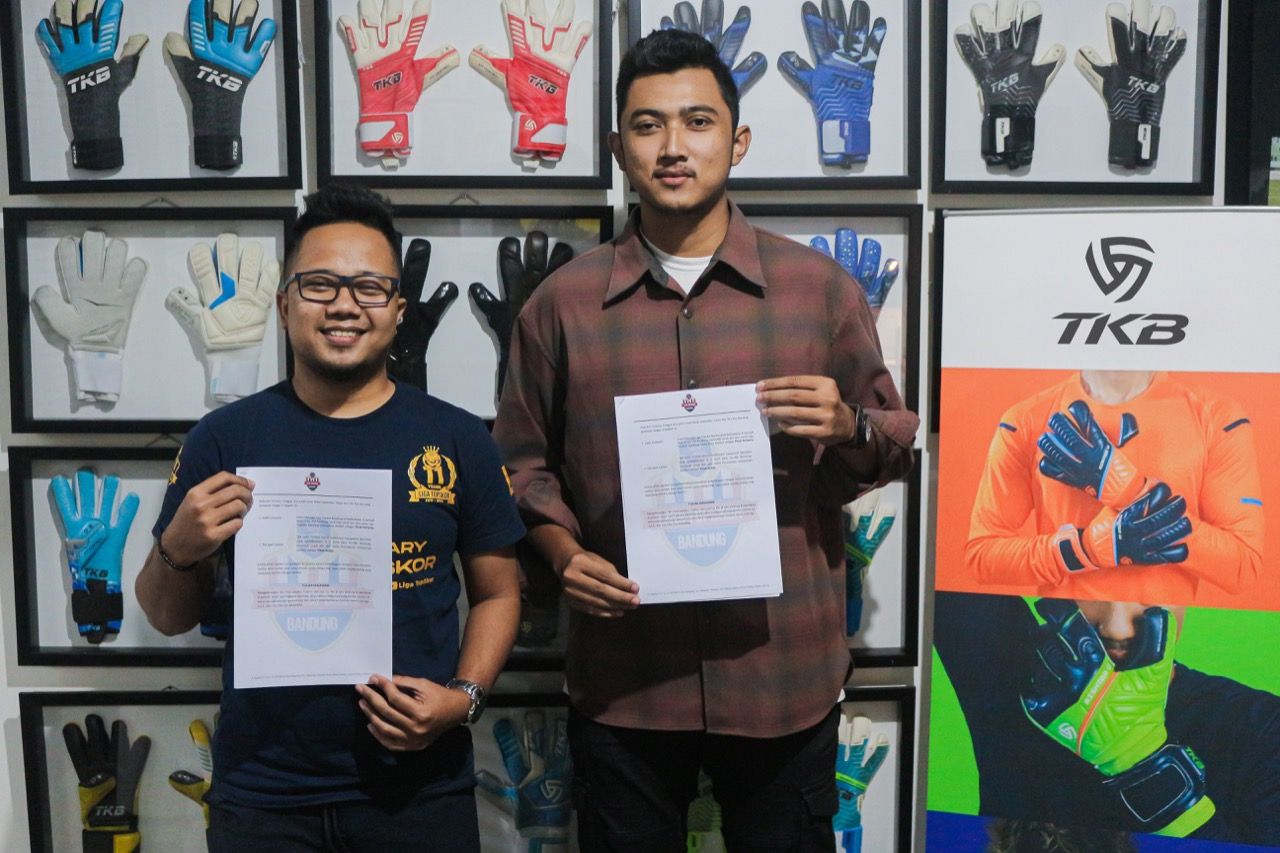 Event Manager Liga TopSkor Bandung Rd Galih Sumantri bersama Owner TKB Sport Fashion Jalu. Dua pihak menjalin kerja sama sponsor untuk Liga TopSkor Bandung musim ini.