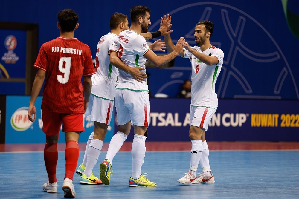 Para pemain timnas futsal Iran (putih) merayakan gol ke gawang timnas futsal Indonesia pada laga Grup C Piala Asia Futsal 2022 di Saad Al Abdullah Hall, Kuwait City, 28 September 2022.