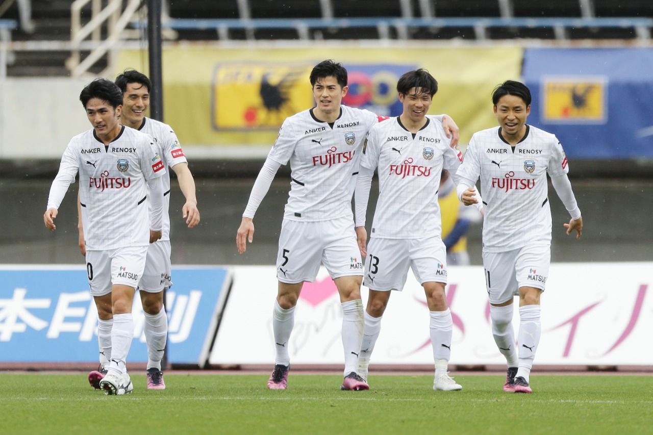 Dua pemain belakang Kawasaki Frontale, Shogo Taniguchi (tengah) dan Miki Yamane (tengah-kanan), pada laga Meiji Yasuda J1 League 2022.