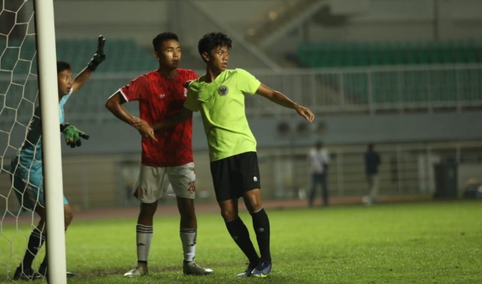 Gelandang timnas U-17 Indonesia, Muhammad Kafiatur Rizky (hijau) saat menjalani uji coba menghadapi PPLP Kemenpora di Stadion Pekansari, Bogor, Rabu (28/9/2022).
