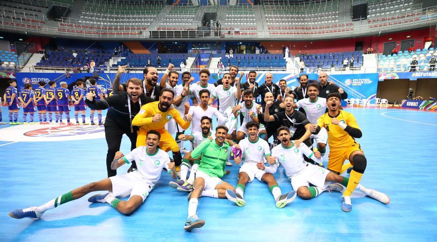 Timnas futsal Arab Saudi merayakan keberhasilan mengalahkan timnas futsal Jepang pada Piala Asia Futsal 2022 di Kuwait, 28 September 2022.