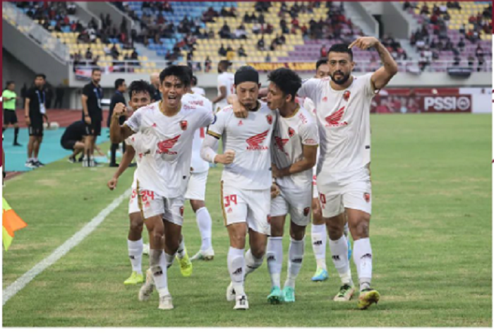 Pemain asal Jepang milik PSM Makassar, Kenzo Nambu (tengah) disambut rekannya seusai membuat gol penyama ke gawang Persis Solo dalam laga pekan ke-11 Liga 1 2022-2023, 29 September 2022.