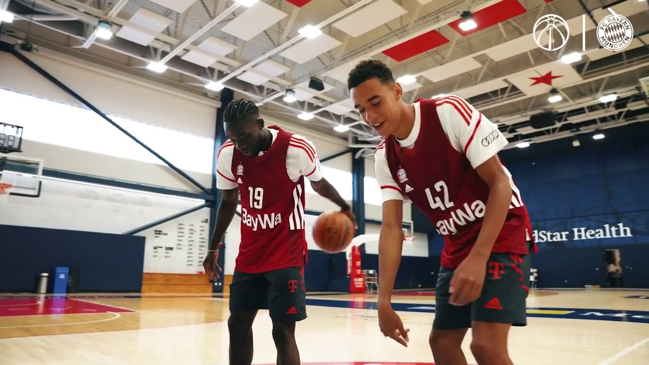 Alphonso Davies dan Jamal Musiala (ki-ka) menjalani tantangan bermain basket dari Washington Wizards.