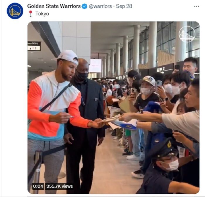 Stephen Curry dan rombongan Golden State Warriors disambut ratusan penggemar bola basket saat tiba di Tokyo, Jepang, untuk persiapan pramusim.