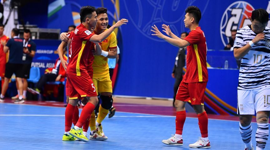 Para pemain timnas futsal Vietnam (merah) merayakan gol ke gawang Korea Selatan pada Piala Asia Futsal 2022 di Kuwait, 28 September 2022.