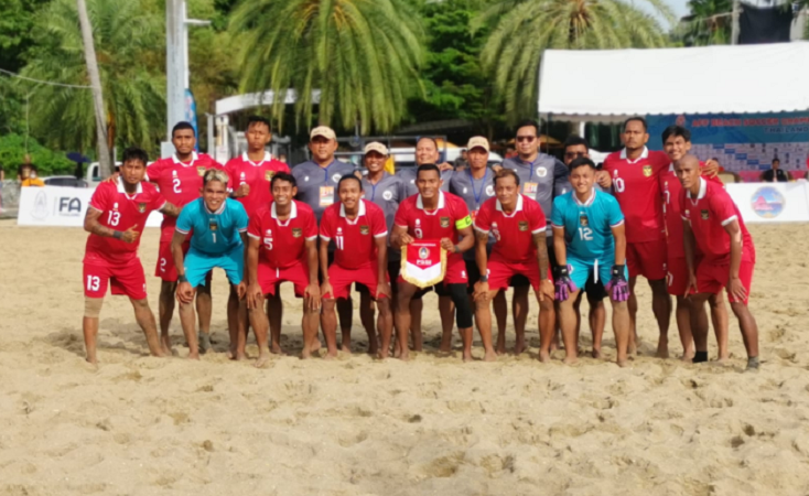 Para pemain, pelatih, dan ofisial timnas sepak bola pantai Indonesia saat akan bertanding dalam laga Piala AFF Sepak Bola Pantai 2022 di Pantai Pattaya, Thailand pada 29 September 2022.
