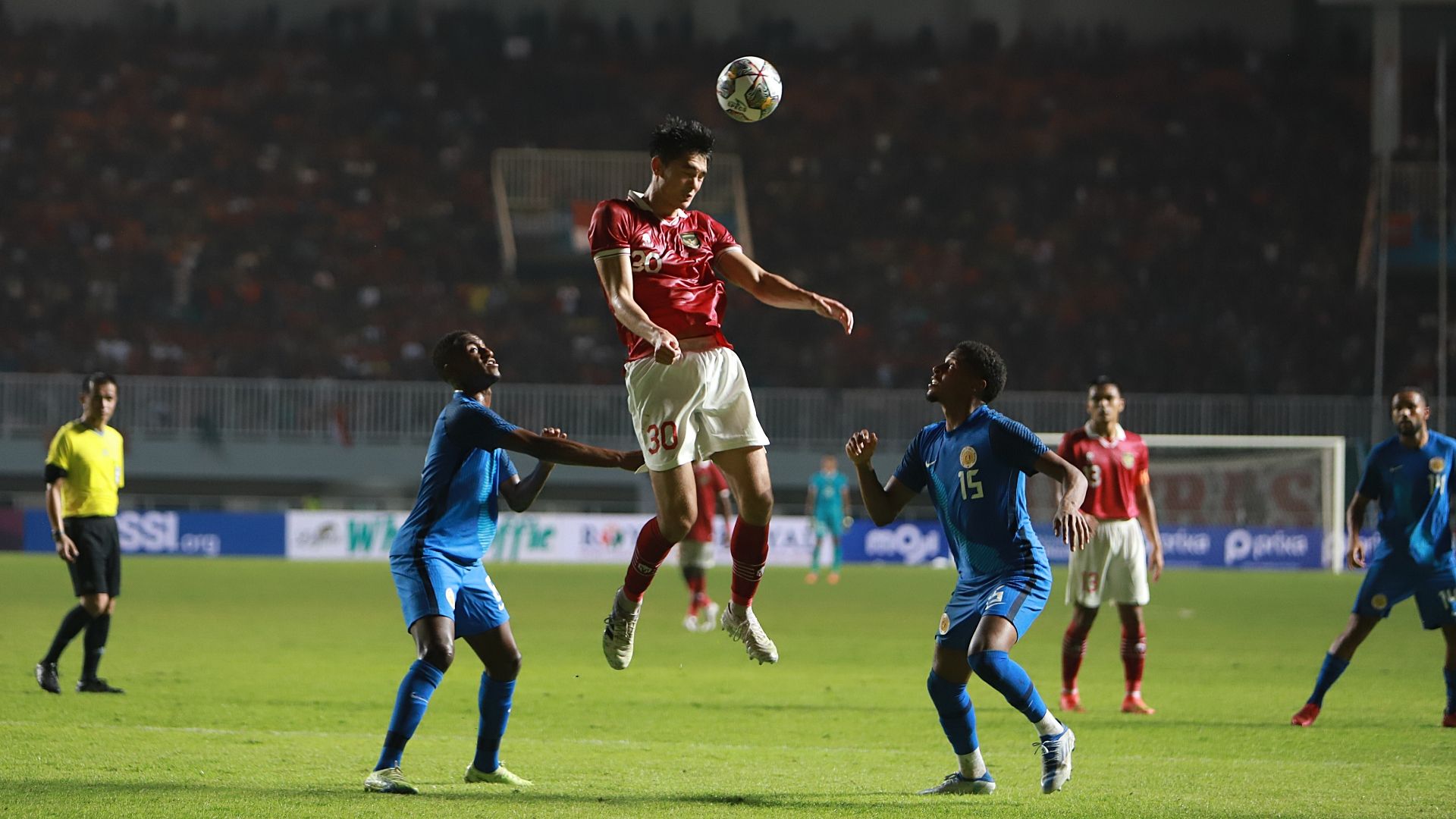Elkan Baggott melompat untuk menyundul bola saat membela timnas Indonesia vs Curacao di Stadion Pakansari, Bogor, 27 September 2022.
