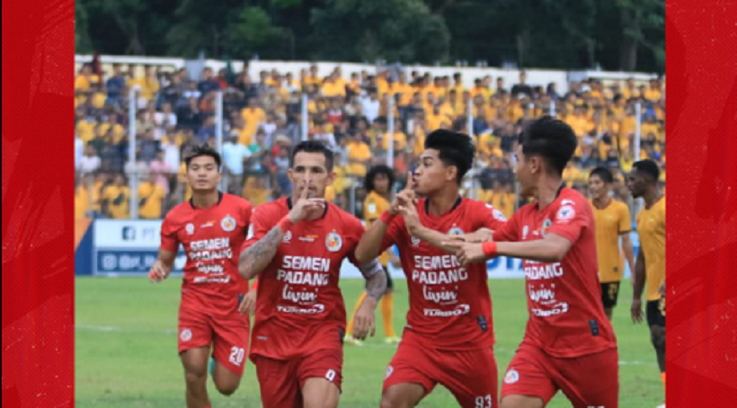 Silvio Escobar (dua dari kiri) merayakan gol untuk Semen Padang dengan Muhammad Sanjaya (kiri), Naufal Rahmanda, dan Yoga Noviandre (kanan) saat dijamu PSDS Deli Serdang dalam laga Liga 2 2022-2023, 30 September 2022.