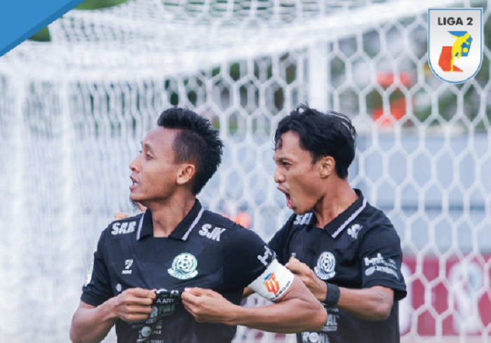 Striker Persipa, Tri Handoko (kiri) bersama rekan setimnya, M Rifai Hi Marsi seusai membobol gawang Persikab dalam laga pekan ketujuh dari Grup Tengah Liga 1 2022-2023 di Stadion Joyokusumo, 1 Oktober 2022.