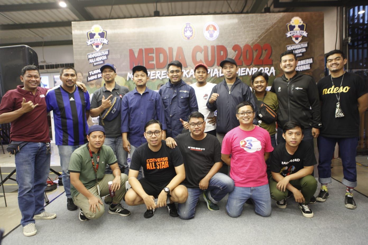 Para perwakilan tim peserta Media Cup 2022 berfoto bersama setelah melakukan undian Media Cup 2022.