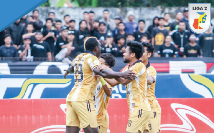 Striker FC Bekasi City, Herman Dzumafo (kiri) disambut rekan setim seusai membobol gawang Persekat dalam laga pekan ketujuh dari Grup Tengah Liga 1 2022-2023 di Stadion Tri Sanja, 1 Oktober 2022.