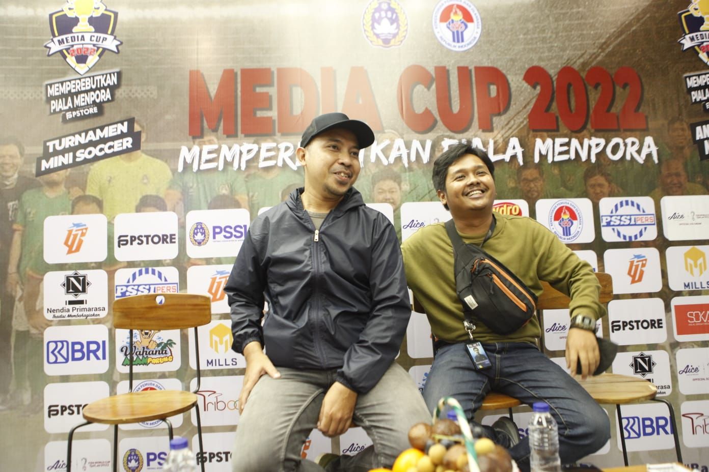 Kapten tim Skor.id di Media Cup 2022, Rais Adnan (kiri) berfoto dengan pemain Trans 7 (kanan).