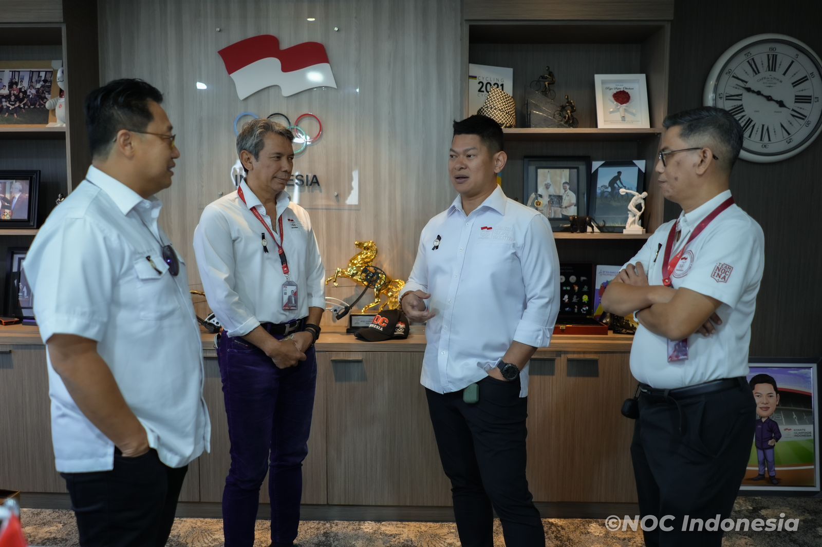 Presiden NOC Indonesia Raja Sapta Oktohari (kedua dari kanan) menyatakan pengurus NOC Indonesia akan kenakan pita hitam selama sepekan sebagai bentuk belasungkawa terhadap korban tragedi Kanjuruhan, Malang.