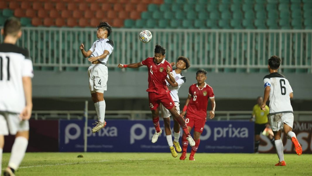 Striker timnas U-17 Indonesia, Arkhan Kaka Putra, saat menyundul bola pada laga perdana Grup B Kualifikasi Piala Asia U-17 2023 melawan Guam di Stadion Pakansari, Kabupaten Bogor, Senin (3/10/2022).