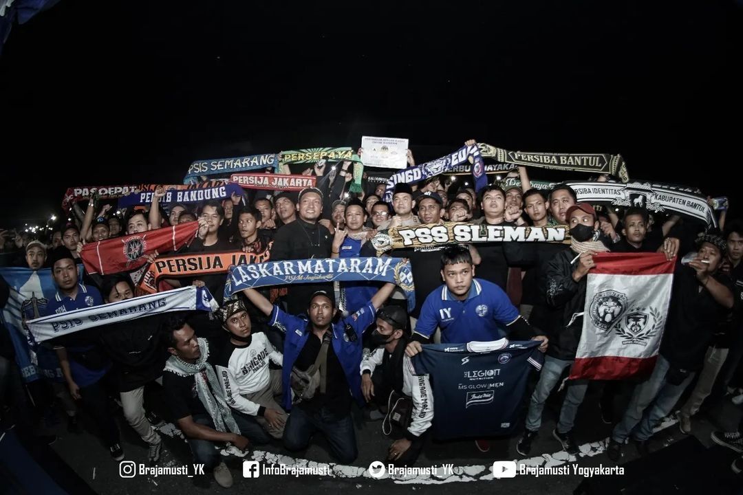 Suporter di Pulau Jawa sepakat berdamai pada Selasa (4/10/2022) di halaman parkir Stadion Mandala Krida, Yogyakarta.