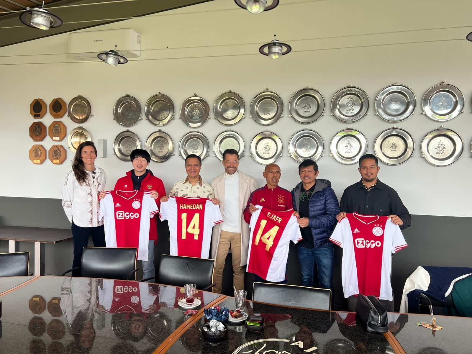 Direktur Teknik PSSI, Indra Sjafri, bersama asisten pelatih timnas Indonesia, Kim Jong-jin, serta utusan khusus PSSI, Hamdan Hamedan, saat mengunjungi klub elite Belanda, Ajax Amsterdam.