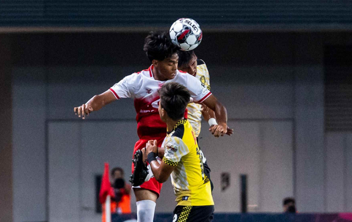 Satu pemain Tanjong Pagar United duel udara dengan dua pilar Tampines Rovers dalam laga pekan pemungkas Liga Singapura 2022, 20 Oktober 2022.