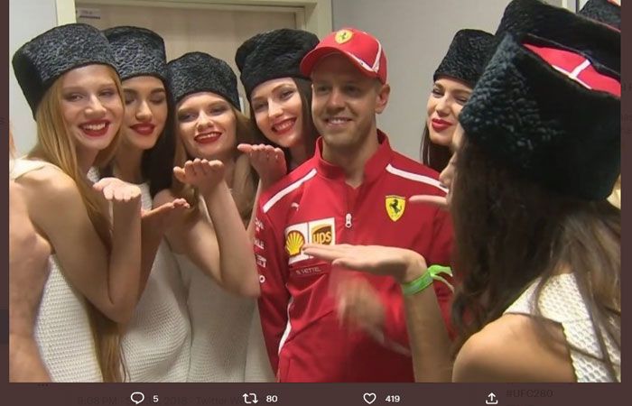 Sebastian Vettel berpose dengan para gadis grid.