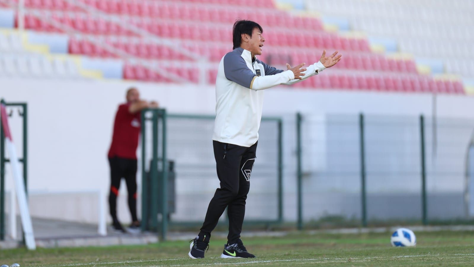 Pelatih Shin Tae-yong memberikan instruksi ke pemain Indonesia U-20 saat uji coba kontra Turki U-20 pada 26 Oktober 2022.