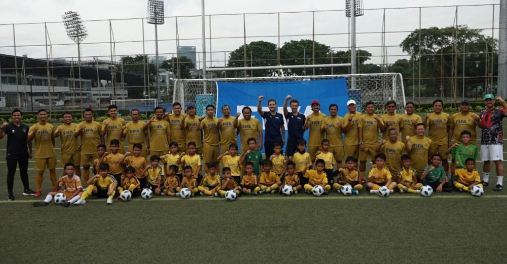 Para instruktur dari PSSI, FIFA F4S Team, dan anak-anak dari sekolah bola di Lapangan Rugby, Senayan, Kamis (27/10/2022).