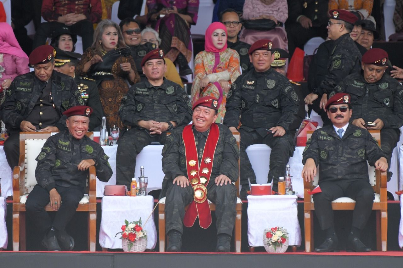 Kepala BIN, Budi Gunawan (tengah) bersama Menpora Zainudin Amali (kiri).