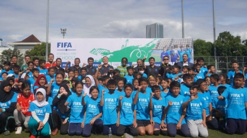 PSSI, FIFA, dan peserta program Football for Schools di Lapangan Rugby Kompleks Gelora Bung Karno, Jakarta, Jumat (28/10/2022).