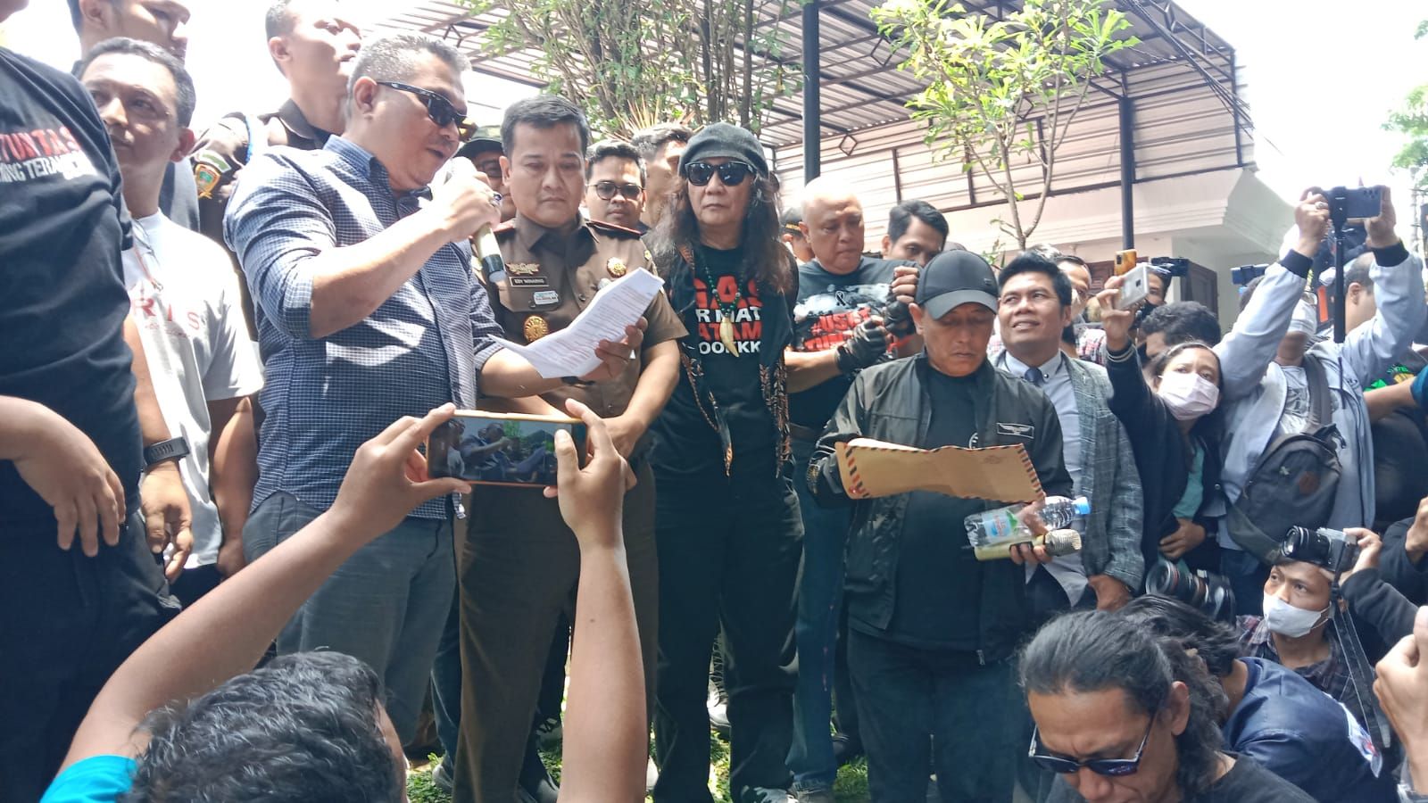 Suasana demontrasi Aremania di kantor Kejaksaan Negeri Kota Malang, Senin (31/10/2022).